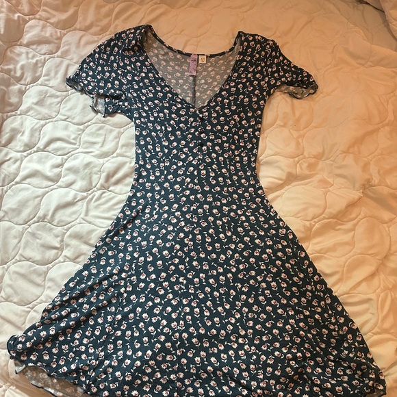 Alya Dresses & Skirts - Floral V-Neck Dress